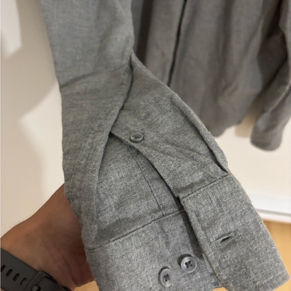 Uniqlo Men's Casual Light Gray Button Down Shirt - Picture 4 of 4